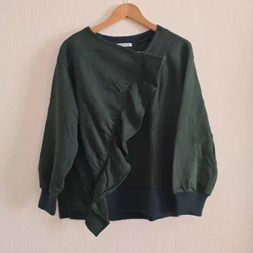 그린 로우퍼지 쭈리 맨투맨 비대칭 프릴 티셔츠