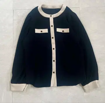 새상품급 토널 더블 크로스 노카라 블라우스 네이비 워셔블