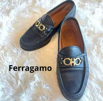 페라가모 블랙 가죽 로퍼 금장 장식