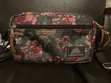 그레고리 패디드 숄더 파우치 M 완판템