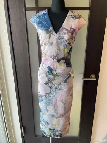 TED BAKER 플라워 프린트 슬리브리스 원피스