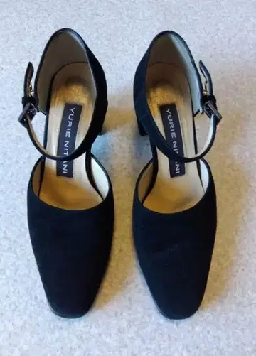 YURIE NITANI 스웨이드 펌프스 블랙