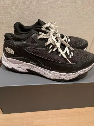 THE NORTH FACE VEHITIV 블랙 스니커즈