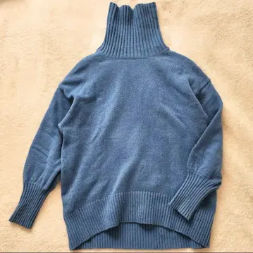파란 터틀넥 니트 스웨터 긴팔