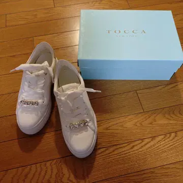 TOCCA 비쥬 장식 화이트 스니커즈 39 24.5