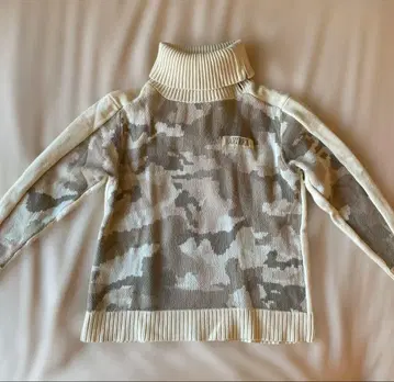 새상품급 AVIREX 아이보리 카모플라쥬 니트