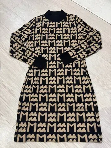 무타 M 로고 캐주얼 원피스 블랙 베이지