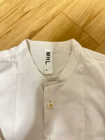 MHL. 화이트 스탠드 카라 긴팔 셔츠 오픈 카라