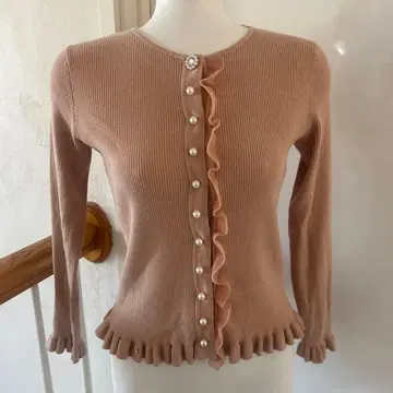 슈퍼 뷰티 프릴 달린 펄 버튼 니트