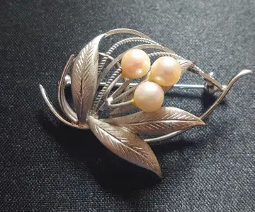 실버 소재 잎 디자인 펄 브로치