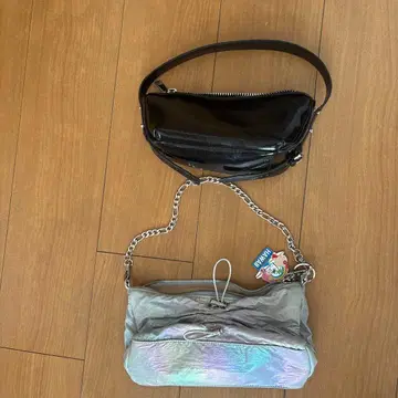 자라와 한국 브랜드 2점, 광택 있는 실버와 블랙 미니 백