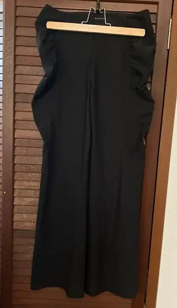 RENAULT 르노 프릴 장식 블랙 와이드 팬츠