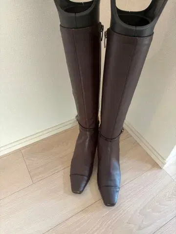 다크 브라운 오픈토 롱 부츠