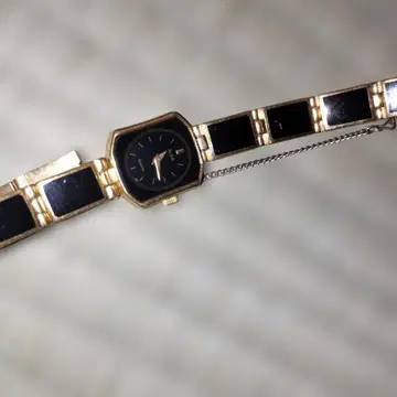 블랙과 금색 쿼츠 손목시계