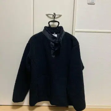 유니클로 화이트 마운티니어링 콜라보 플리스