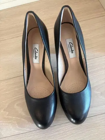 Clarks 블랙 가죽 하이힐