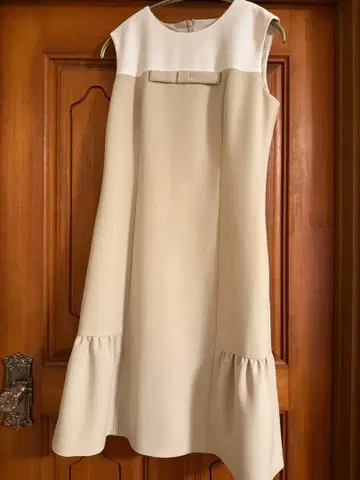 Rene 베이지 화이트 슬리브리스 원피스