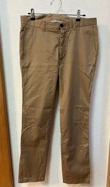 뷰티앤유스 베이지 치노 팬츠 블랙 버튼