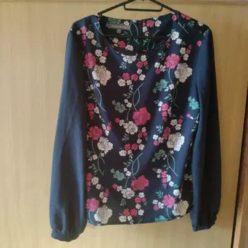 LAURA ASHLEY 꽃무늬 긴팔 블라우스 네이비