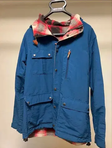 파란색 후드 부착 마운틴 후드티