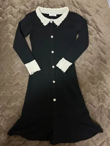 레이스 달린 블랙 무릎 기장 원피스