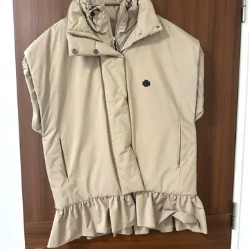 베이지 프릴 다운 베스트