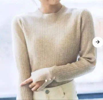 COHINA 슬릿 골드 버튼 랜덤 리브 니트 베이지