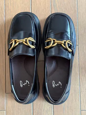 ing 블랙 가죽 통굽 로퍼 골드 체인