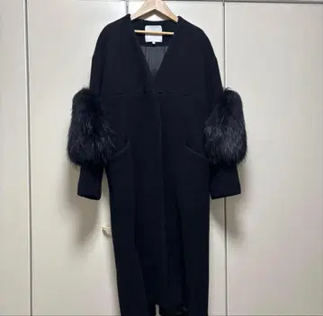 UN3D. 블랙 퍼 롱 코트 36