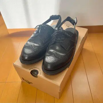 닥터 마틴 블랙 로퍼 샌들