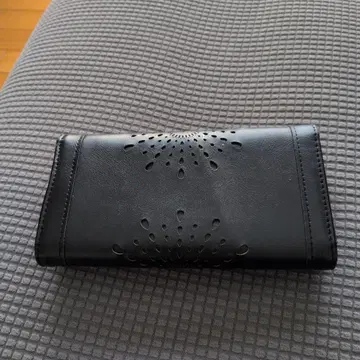 블랙 엠보싱 가공 장지갑