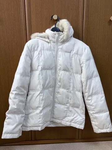 화이트 후드 부착 다운 자켓