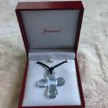 Baccarat 크리스탈 크로스 목걸이