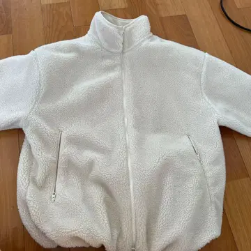 화이트 플리스 자켓 하이넥