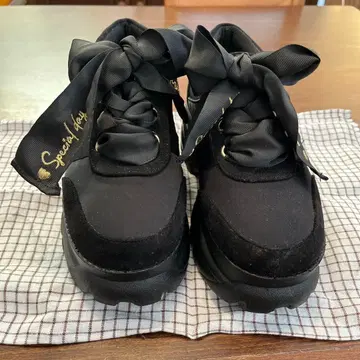 리즈리사 리본 포함 블랙 스웨이드 통굽 스니커즈