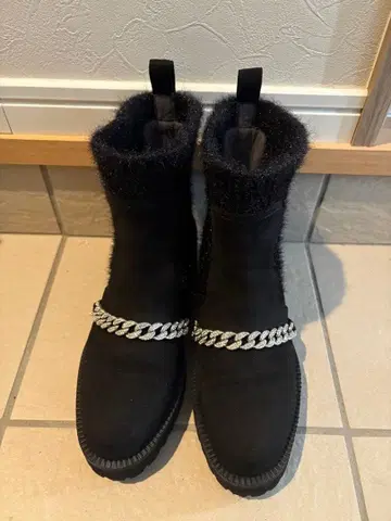 아르테미스 by 다이애나 비쥬 체인 포함 통굽 니트 절개 부츠