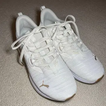 PUMA 화이트 스니커즈 39 (US 8.5)