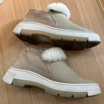 베이지 가죽 퍼 슬립온 부츠