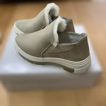 베이지 가죽 퍼 슬립온 부츠