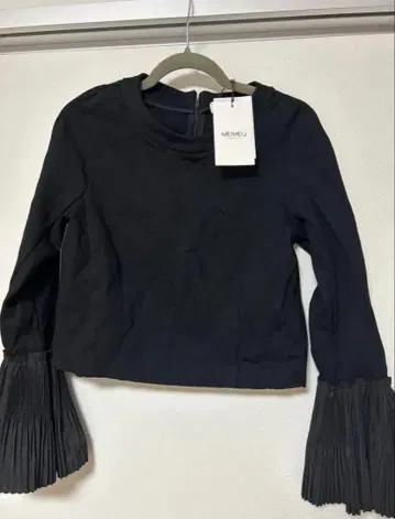 MEIMEIJ 블랙 플리츠 소매 긴팔 상의