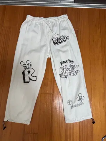 그래픽 프린트 화이트 조거 팬츠
