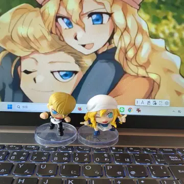 골드 컬러의 갓슈 시리즈 피규어 세트 테드와 체리쉬