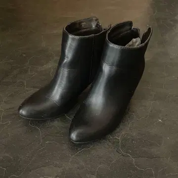 사이드 고어 블랙 부츠 중간 힐