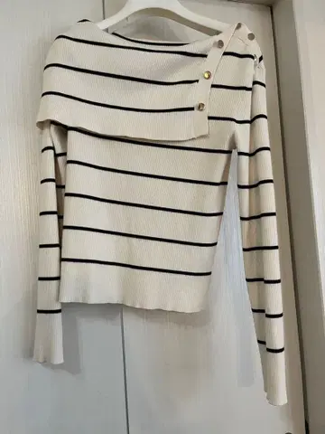 noble 숄더 버튼 타이트 리브 니트