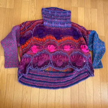 컬러풀 꽃 무늬 터틀넥 니트