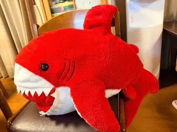 빨간색 상어 모양 봉제 인형