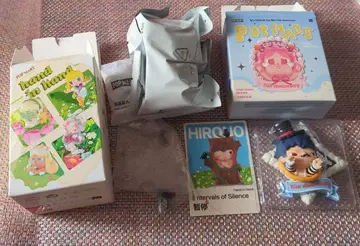 POP MART Hiroio 피규어 & 마그넷