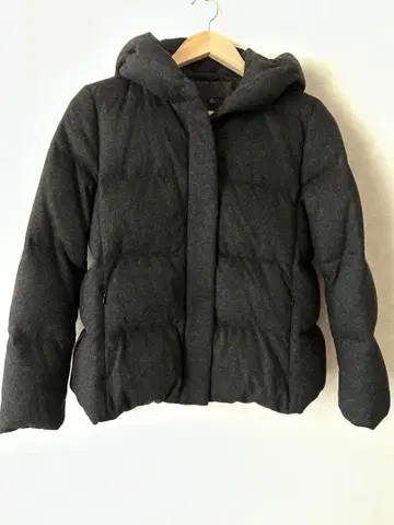 유니클로 다크 그레이 후드 부착 다운 자켓 M 사이즈