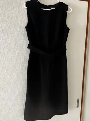 PROPORTION 슬리브리스 무릎 기장 원피스 블랙