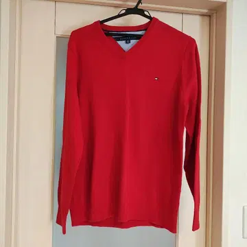 TOMMY HILFIGER 레드 V넥 스웨터